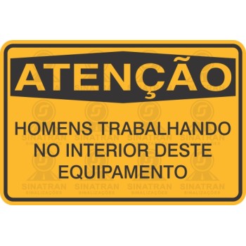 Homens trabalhando no interior deste equipamento